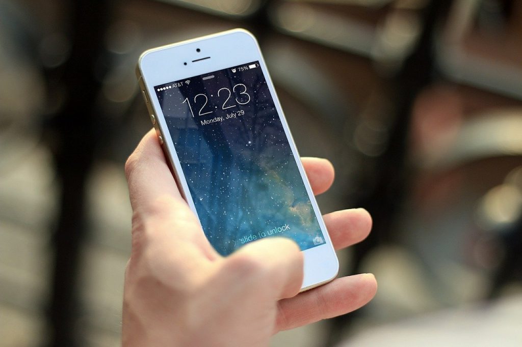 Should You be Protecting Your Skin from the Blue Light Emitted by Your Phone?